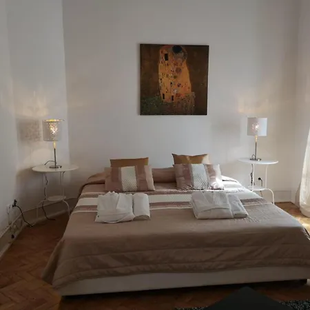 Journeymaneuver Bed & Breakfast Lisbon